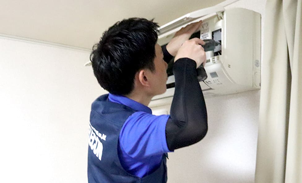 エアコン工事の準備をするスタッフ