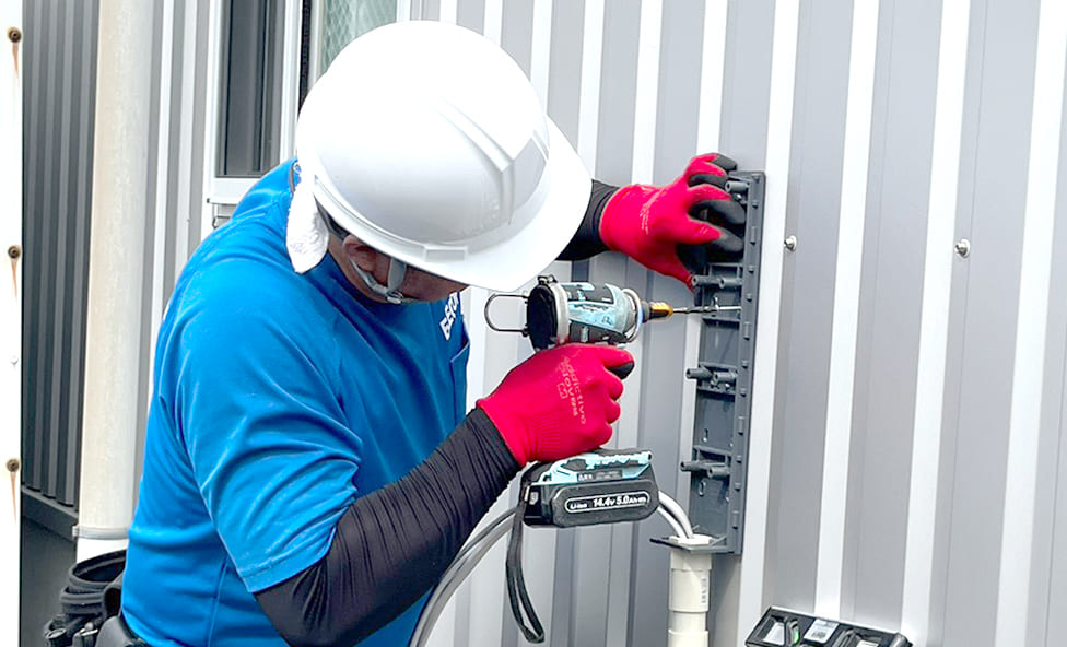 EV充電設備を施工するスタッフ