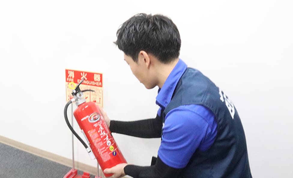消防設備を点検するスタッフ